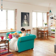 Diivan on Sassi lemmikpaik, padjad õmbles tuttav eri värvi kangaist. Vanad aknalauad said hoolikalt värvist puhastatud.