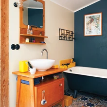 Erinevatest plaatidest kokku sobitatud põrand on avatud vannitoa ehteks. Vana malmvann on Kadri töövõit, mille ta lasi korda teha, kui tuttav selle välja viskas.