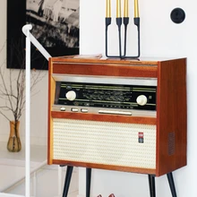 Vana radioola on igati töökorras ja sobib hästi 60–70ndate hõllandusega ülakorrusele.