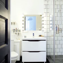 Remondi käigus lõhuti WC ja vannitoa vaheline sein ning üks ustest kaotati. Valgete kahhelplaatide must vuuk sobib siia imehästi.