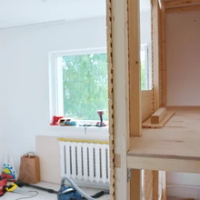 Voodi ehitamine algas joonisest ja materjali kojuveost. Edasi ehitati karkass, paigaldati laudis, saeti välja aken ja voodiavad, lihviti ning seejärel läks kogu ehitis värvi alla.