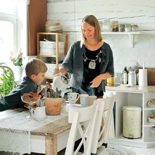 Köögilaua ääres on üks istumiskoht kombineeritud vanast raudvoodist ja juugendlikust riidekapi uksest.