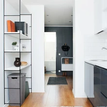 Moodne riiul on turvaliselt kinnitatud põranda ja seina külge. Ese valmis paari ühisloominguna.