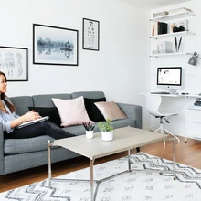 Šikk ja modern. Ausad keevitusjäljed haljal metallil – diivanilaua keevitas ja betoonist lauaplaadi valas Martin ise Mai tehtud jooniste järgi.