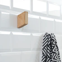 Valitud detail vannitoas: kaunis tammepuust nagi (sõbra köögi töötasapinna ülejääk).