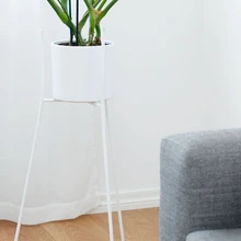 Lillepoti jalgade all on mustast kummist kübarad. Martin: „Tegelikult on need Vene veoauto GAZ 53 klapisääretihendid – täpselt õige kujuga detail.”