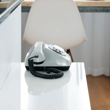 Osta.ee-st leitud nostalgilise helinaga lauatelefon oli Martini kinnisidee: „Vanadel telefonidel tuleb kõlar ära vahetada, sest digitaalimpulss tahab väiksemat pinget.”