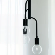 Valgusti vanast kuivatusrestist. Martin: „Oli vaja õhukest kaarjat toru. Kuna ise väänata on problemaatiline, oli tarvis algmaterjali. Vaatasin, et vana kuivatusrest vedeleb … Mõte kolmeharulisusest on aga ikka Mailt.”