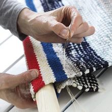 • Kasutades peent nööri ja nõela, õmble kanalid, mille sisse saab panna puupulgad. Õmble otsad mitmekordselt tugevaks