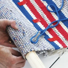 • Mõõda kinnitusnööri asukohad. Jälgi, et need oleksid võrdsete vahedega, ning märgi teibi (nn maalriteibi) abil vaibale