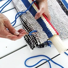 • Võta heegelnõel ja tõmba nöör vaibal märgitud kohtadest läbi, nii et see liiguks pärast iga pistet ka ümber kepi ja läbiks rõnga. Lõpuks sõlmi nööri algus ja lõpp tugevalt kokku.