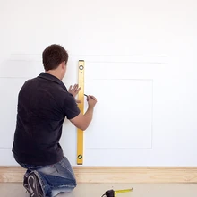 Mõõda ja märgi seinale liistude asukohad. Korrektse tulemuse saamiseks kasuta kindlasti loodi.