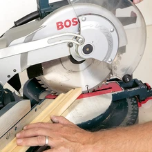 Sae raamiliistude otsad 45° nurga all vajalikesse pikkustesse. Mõõdud saad seinale märgitud joontelt. Nipp: kui pead näiteks liistu jätkama, siis sae liistude ühendatavatesse otstesse samuti 45° nurk.