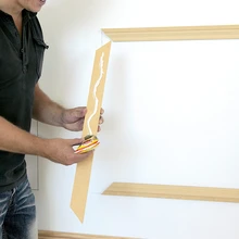 Kanna liistude tagaküljele liimi. Paigalda liistud seinale märgitud kohtadesse.