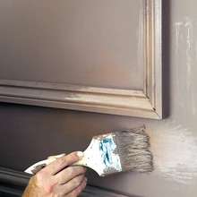 Värvi esmalt pintsli abil liistud ja liistude ümbrus ning seejärel rulliga kogu sein. Kata pindu vajaduse korral mitu korda, lastes värvil korralikult kuivada. Järgi värvipurgil olevaid juhiseid.